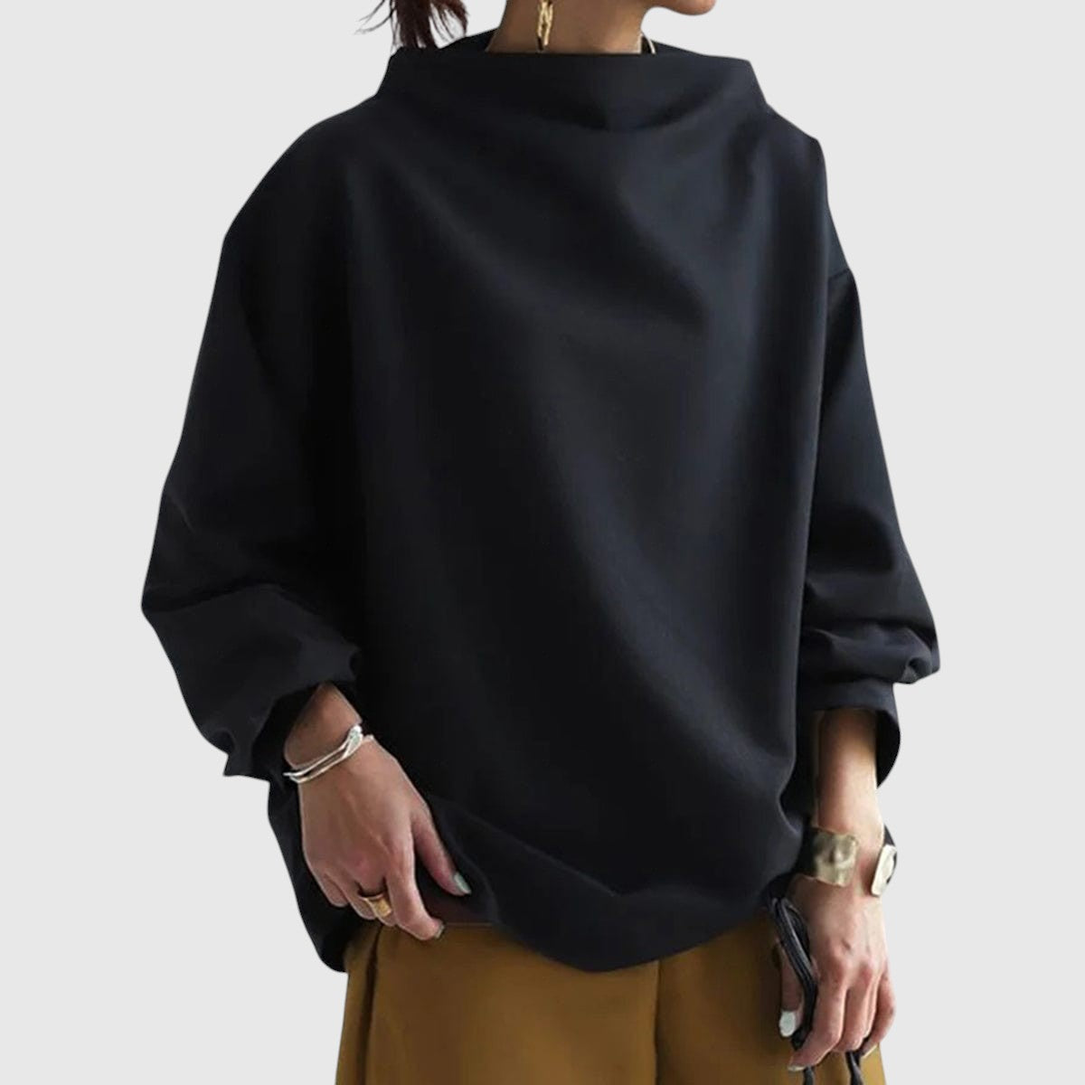 Elegáns pulóver magas gallérral
